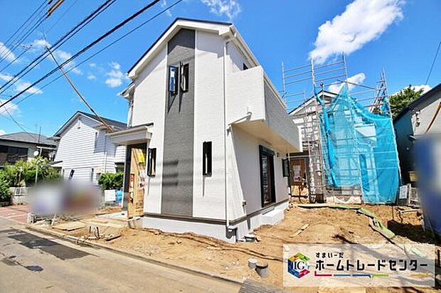 【前面道路含む現地写真】
前面道路は車通りも少なく、駐車が苦手なかたでも安心です。
