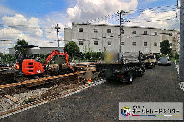 【前面道路含む現地写真】
物件近くには、大きな公園もあり、子育て世帯にうれしい周辺環境です♪