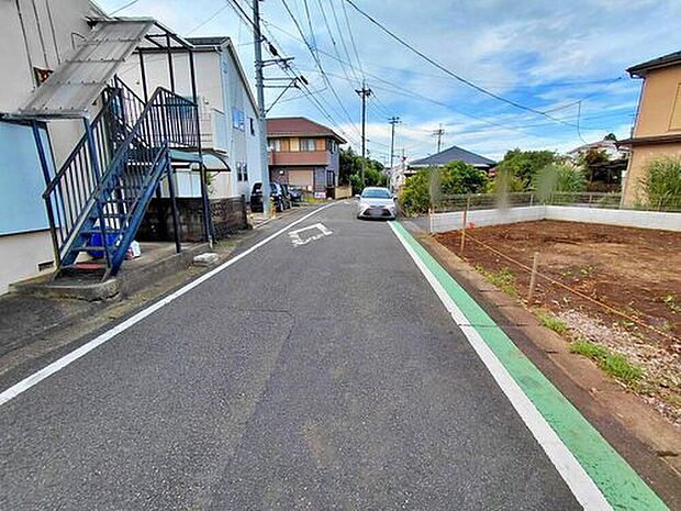 【前面道路含む現地写真】
愛和小学校まで徒歩7分と近く、お子様を近くで見守れる環境です。バタバタしがちな朝も、余裕をもって支度出来ますね♪