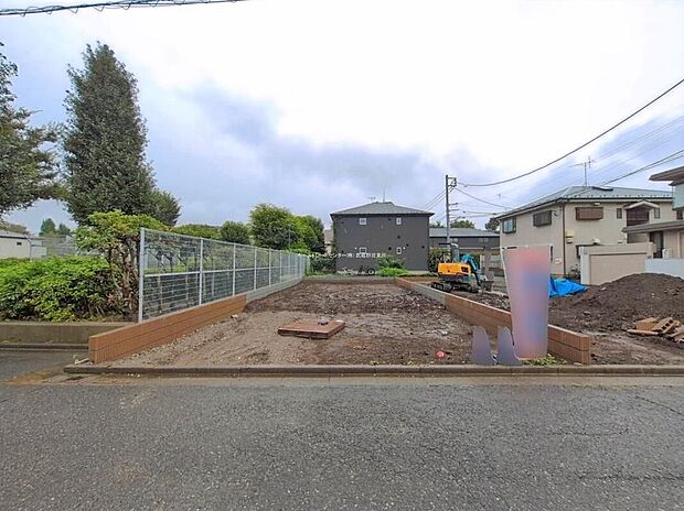 【現地外観写真】2号棟一戸建ての大きなメリットは、「自分の土地」を自由に使えること。好きなペットが飼えるほか、ガーデニングやDIY、車やバイクの手入れなど様々な趣味を楽しめます♪