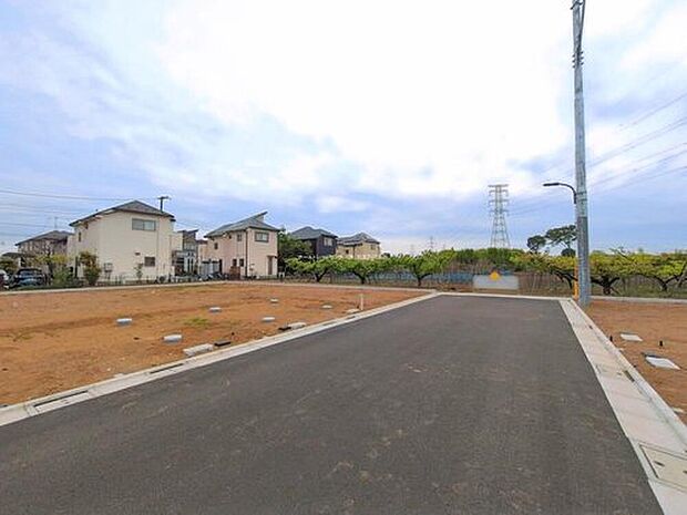 【【前面道路含む現地写真】L号棟】気になった物件すぐにご見学対応させていただきます♪平日・お仕事帰りなど、いつでもご案内可能です♪周辺環境と併せて、実際に現地をご確認ください♪