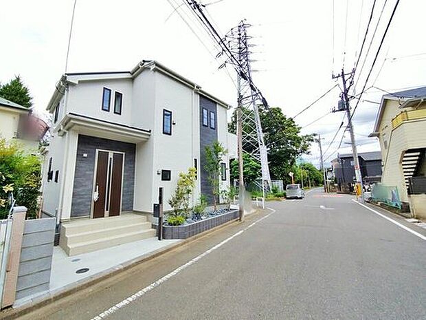 【前面道路含む現地写真】柳沢小学校まで徒歩2分♪お友達とのおしゃべりであっという間の距離♪住環境良好な人気の低層住居専用地域に立地しており、守られた環境は、お子様との暮らしにもおすすめです。

