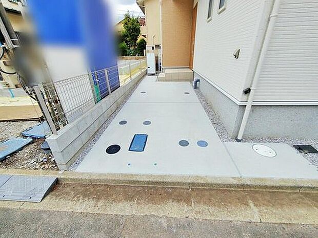 【駐車場】1号棟
嬉しいコンクリート仕上げのカースペース♪お車から玄関までの距離が近いのでたくさんお買い物をした日も大丈夫♪雨の日も最小限の被害ですみます。
