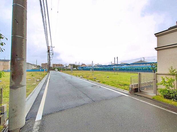 【前面道路含む現地写真】陽当りの良い道路に面したお住まい。道路幅も広めで、開放感たっぷり♪周辺は交通量も少ないため、小さなお子様がいても安心です。
