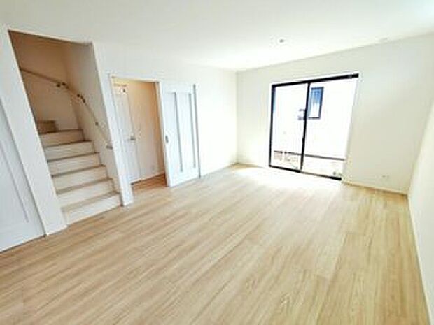 【~Living Room~A号棟】ご家族との自然なコミュニケーションが生まれるリビングイン階段を採用!暖かい光が降り注ぐ、温もりあふれるお住まいです。