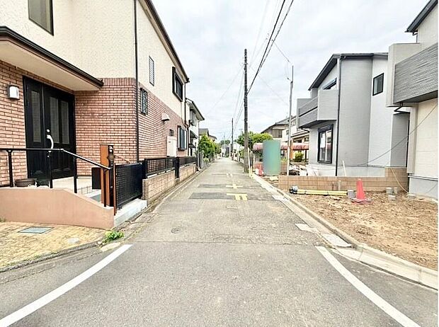 【前面道路含む現地写真】一戸建ての大きなメリットは、「自分の土地」を自由に使えること。好きなペットが飼えるほか、ガーデニングやDIY、車やバイクの手入れなど様々な趣味を楽しめます♪