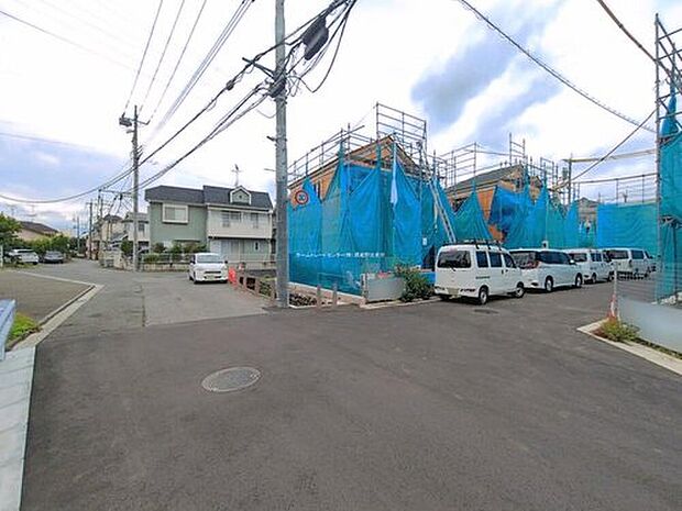 【【前面道路含む現地写真】A号棟】大型の開発分譲地内です。新設道路など、快適に暮らせる環境に加え、ゆとりの広さを備えた分譲地となっております。