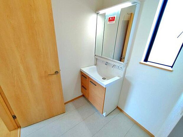 【~Washroom~A号棟】明るく清潔感溢れるサニタリースペース。毎日使う場所だからこそ、快適な空間となっております。