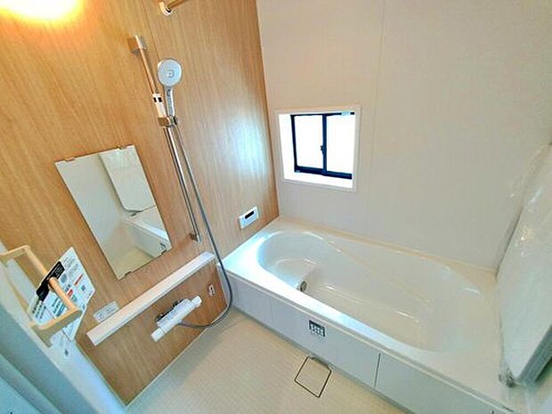 【~Bathroom~A号棟】毎日の疲れを癒す浴室は1坪タイプです。足を伸ばしてゆっくりとくつろげます。窓があるので、湿気もこもらないのも、うれしいですね♪