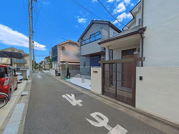 【前面道路含む現地写真】低層住居専用地域の落ち着いた立地で、子育てにも最適です。周辺は公園も多く、緑豊かでのびのびと子育てが出来る閑静な住宅地です♪