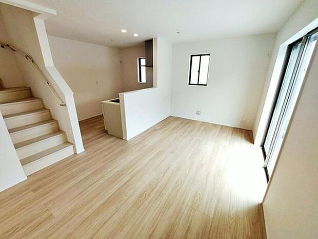 【~Living Room~A号棟】ご家族との自然なコミュニケーションが生まれるリビングイン階段を採用!暖かい光が降り注ぐ、温もりあふれるお住まいです。