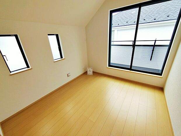 【【リビング以外の居室】A号棟】2面採光を確保した明るい室内は、風通しも良く、大変居心地の良い空間となっております。爽やかな風を感じて起きる朝は、快適生活の始まりに!