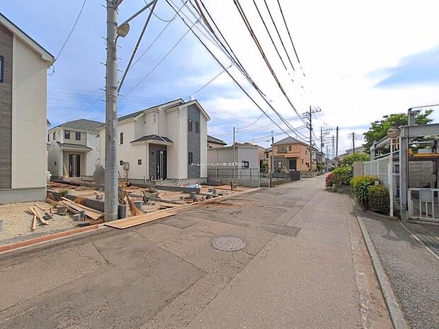 【【前面道路含む現地写真】】商業施設が徒歩圏内に充実し、毎日のお買い物に便利です♪小学校まで徒歩6分、中学校まで徒歩5分と近く、安心してお子様を見守れる環境です。