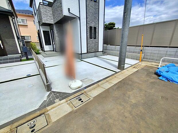 【【駐車場】】【A号棟】嬉しいコンクリート仕上げのカースペース♪お車から玄関までの距離が近いのでたくさんお買い物をした日も大丈夫♪雨の日も最小限の被害ですみます。