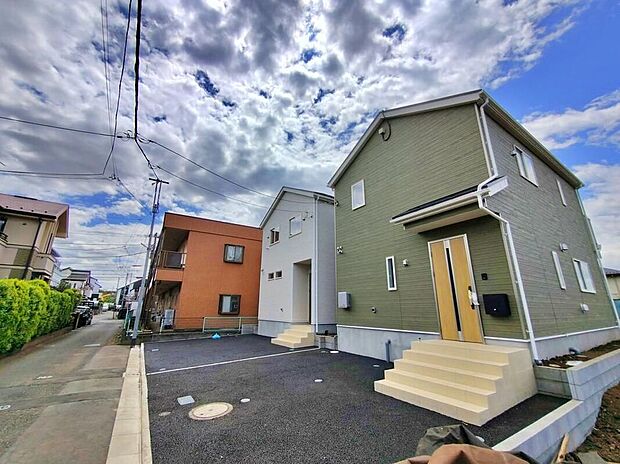 【【前面道路含む現地写真】】【１号棟】住環境良好な人気の低層住居専用地域に立地しております。スーパー・コンビニが徒歩圏内にあり毎日のお買い物にも便利です♪