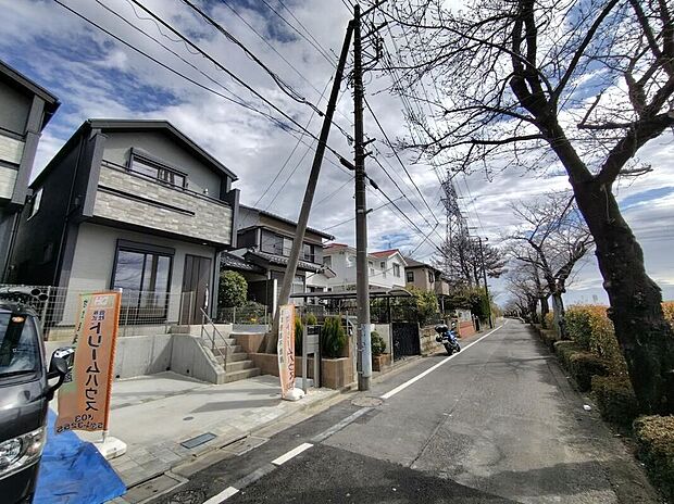 【前面道路含む現地写真】ひとたび扉を開けばそこに待っているのは上質な空間とマイホームでの新生活をイメージさせる優雅なひととき。「この家なら…」ではなく「ここに住みたい♪」と思う感動をお届けいたします