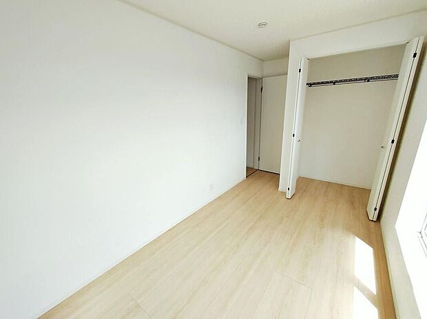 【リビング以外の居室】１号棟 充分な広さの収納を備え、普段使いの洋服も選ぶのが楽しくなりそう♪採光良好な洋室は、快適空間。プライベートの時間もゆったりお寛ぎ頂けそうです。
