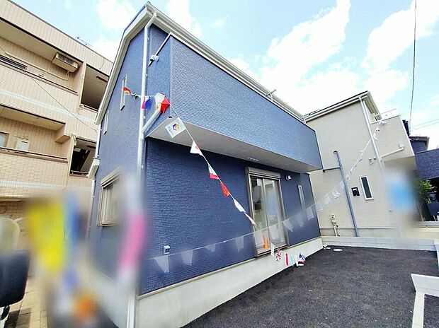 【現地外観写真】1号棟 ひとたび扉を開けばそこに待っているのは上質な空間とマイホームでの新生活をイメージさせる優雅なひととき。「この家なら…」ではなく「ここに住みたい♪」と思う感動をお届けいたします。