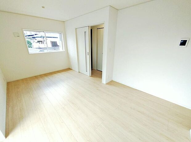 【リビング】１号棟 ここにはみんなが集い、食事と楽しい会話が始まる。話に夢中になりすぎて、ついつい時を忘れ時間が過ぎてしまう。そんな束の間の幸せを感じさせてくれる場所となることでしょう。