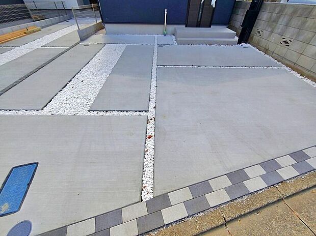 【駐車場】1号棟 一戸建ては都心部などの物件を除き、駐車スペース付きの物件が一般的。玄関と駐車スペースとの行き来もしやすく、天候が悪い日などに便利。