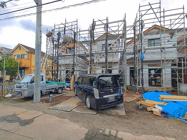 【現地外観写真】左からB・C・D号棟
住宅性能評価で耐震等級３（最高等級）を取得！お客様を守る大切な住宅だからこそ、第三者の検査を受けて安心して住んでいただける住宅をご案内させて頂きます。