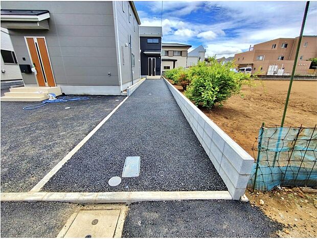 【【駐車場】１号棟】嬉しいコンクリート仕上げのカースペース♪お車から玄関までの距離が近いのでたくさんお買い物をした日も大丈夫♪雨の日も最小限の被害ですみます。