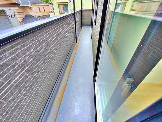 【バルコニー】バルコニーは、洗濯物や布団を干すだけでなく、暖かな陽射しや爽やかな風を存分に取り込み、お部屋に解放感をもたらします☆