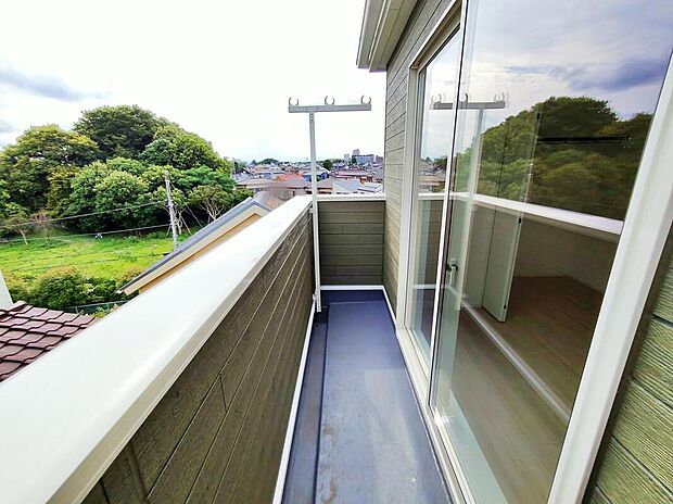 【【バルコニー】】1号棟
バルコニーは、洗濯物や布団を干すだけでなく、暖かな陽射しや爽やかな風を存分に取り込み、お部屋に解放感をもたらします☆