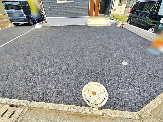 【駐車場】嬉しいコンクリート仕上げのカースペース♪お車から玄関までの距離が近いのでたくさんお買い物をした日も大丈夫♪雨の日も最小限の被害ですみます。
