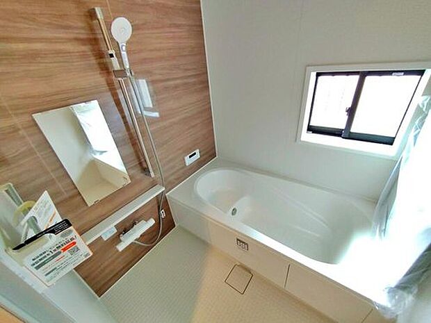 【~Bathroom~A号棟】毎日の疲れを癒す浴室は1坪タイプです。足を伸ばしてゆっくりとくつろげます。窓があるので、湿気もこもらないのも、うれしいですね♪