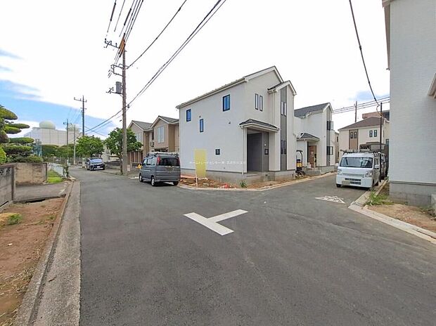 【【前面道路含む現地写真】N号棟】セブンイレブン徒歩6分、オーケー・ドラッグセイムス自転車6分の立地です。ご見学の際は、併せえて周辺を歩いてみるのも良いですね。新生活のイメージが膨らむかもしれません♪
