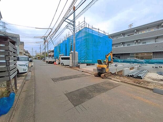 【前面道路含む現地写真】サミットストアまで徒歩9分、ファミリーマートまで徒歩3分、ドラッグセイムスまで徒歩10分、と徒歩10分圏内に生活施設が揃う暮らしやすい立地です♪
