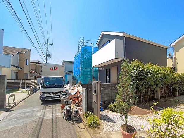 【前面道路含む現地写真】低層住居専用地域は静かで落ち着いた住環境です。周辺道路は車通りが少ないため、小さなお子様との暮らしも安心♪