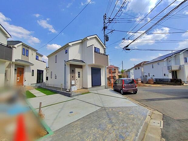 【前面道路含む現地写真】周辺は毎日のお買い物に便利なスーパーやコンビニが徒歩10分圏内に複数点在する便利な立地です☆