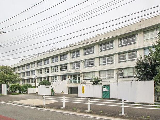 稲城市立第二中学校（約1,800m）