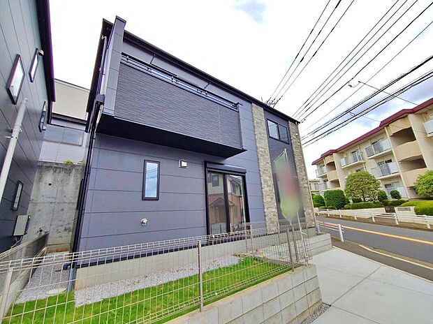 【現地外観写真(１号棟)】一戸建ての大きなメリットは、「自分の土地」を自由に使えること。好きなペットが飼えるほか、ガーデニングやＤＩＹ、車やバイクの手入れなど様々な趣味を楽しめます♪