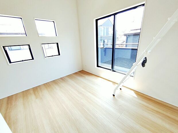【【リビング以外の居室】1号棟】2面採光を確保した明るい室内は、風通しも良く、大変居心地の良い空間となっております。爽やかな風を感じて起きる朝は、快適生活の始まりに!