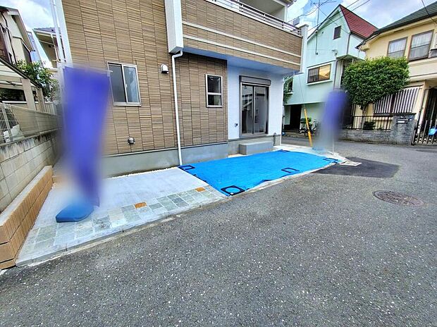 【駐車場】一戸建ては都心部などの物件を除き、駐車スペース付きの物件が一般的。玄関と駐車スペースとの行き来もしやすく、天候が悪い日などに便利。