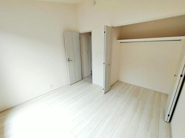 【リビング以外の居室(6号棟)】充分な広さの収納を備え、採光良好な洋室は、快適空間。プライベートの時間もゆったりお寛ぎ頂けそうです。