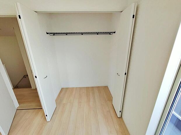 【収納】2号棟
全居室に収納を完備しておりますので、いつでもお部屋をすっきりとお使い頂けそうです。自分好みのインテリアやレイアウトを考えるのも楽しみです。