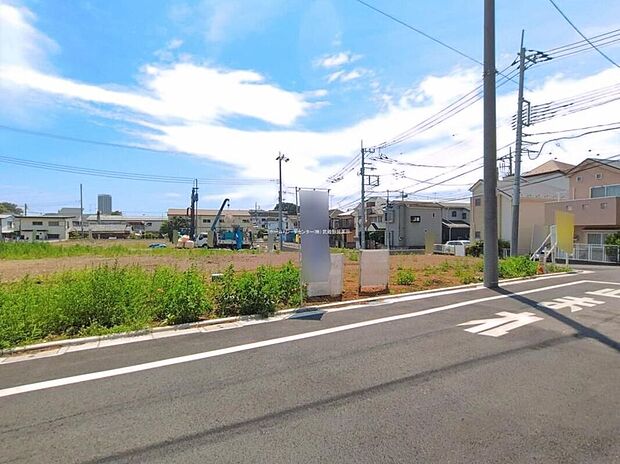 【【現地外観写真】B号棟】ひとたび扉を開けばそこに待っているのは上質な空間とマイホームでの新生活をイメージさせる優雅なひととき。「この家なら…」ではなく「ここに住みたい♪」と思う感動をお届けいたします。