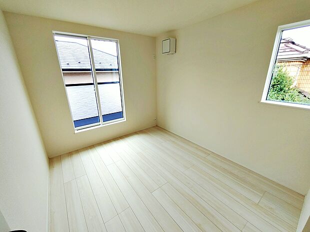 【【リビング以外の居室】】2面採光を確保した明るい室内は、風通しも良く、大変居心地の良い空間となっております。爽やかな風を感じて起きる朝は、快適生活の始まりに!