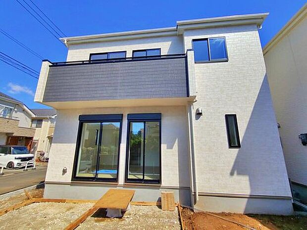 【【現地外観写真】A号棟】ひとたび扉を開けばそこに待っているのは上質な空間とマイホームでの新生活をイメージさせる優雅なひととき。「この家なら…」ではなく「ここに住みたい♪」と思う感動をお届けいたします