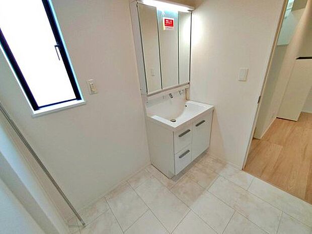 【～Washroom～】明るく清潔感溢れるサニタリースペース。毎日使う場所だからこそ、快適な空間となっております。