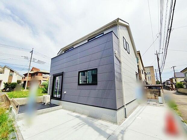 【【現地外観写真】】一戸建ての大きなメリットは、「自分の土地」を自由に使えること。好きなペットが飼えるほか、ガーデニングやDIY、車やバイクの手入れなど様々な趣味を楽しめます♪