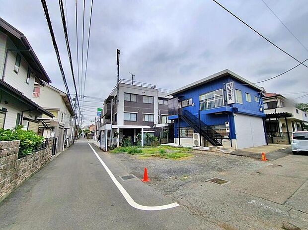 【【前面道路含む現地写真】】毎日のお買い物に便利なスーパー・コンビニ・ドラッグストアが徒歩10分圏内に複数点在する便利な立地♪小学校まで徒歩8分とお子様にも安心ですね☆