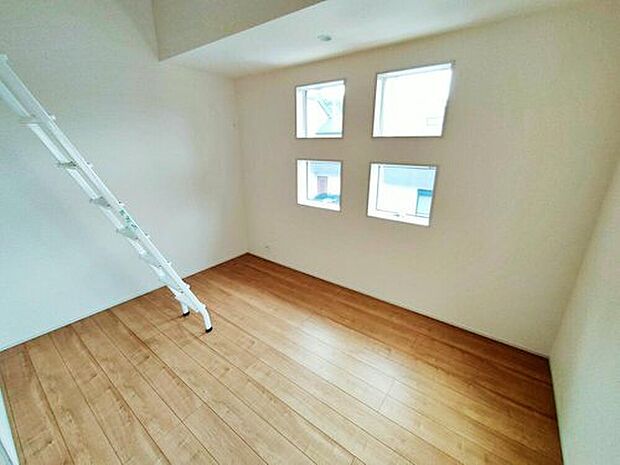 【【リビング以外の居室】1号棟】日当りの良さは写真でも充分に伝わるかと思いますが、開放感のある周囲にめぐまれたおかげで、風通しもとても良くなっております。