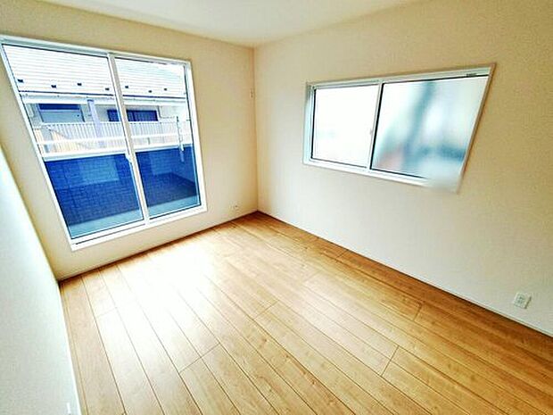 【【リビング以外の居室】1号棟】2面採光を確保した明るい室内は、風通しも良く、大変居心地の良い空間となっております。爽やかな風を感じて起きる朝は、快適生活の始まりに！
