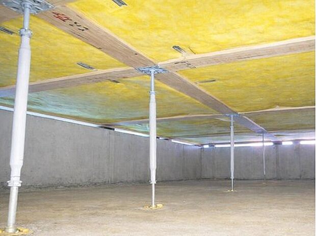 【横揺れに強い「剛床工法」】構造用面材を土台と梁に直接留めつける工法で、床をひとつの面として家全体を一体化することで、横からの力にも非常に強い構造となります。家屋のねじれを防止し、耐震性に優れた効果を発揮します。