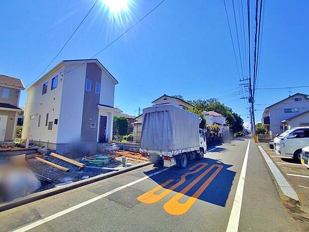 【【前面道路含む現地写真】】毎日のお買い物に便利なスーパー・コンビニ・ドラッグストアが徒歩10分圏内に揃います。小学校まで徒歩5分、中学校まで徒歩7分とお子様にも安心ですね♪